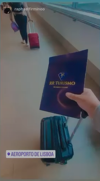 Cliente no aeroporto com a R&R Turismo